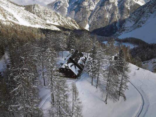 Entdecken Sie den Charme der Vršič Mountain Lodge Erjavčeva koča: Ein verstecktes Juwel in den Julischen Alpen